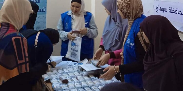 بنك الشفاء المصري يوزع نظارات طبية ضمن قوافل صحية بمحافظة سوهاج لدعم الرعاية الصحية