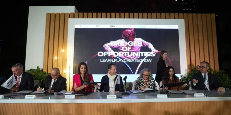 السفارة الفرنسية ومؤسسة ساويرس يوقعان مذكرتي تفاهم لدعم الشباب المعرضين للمخاطر