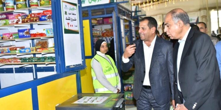 بحضور محافظ المنيا .. جمعية الأورمان تسلم 10 مشاريع أكشاك للأسر الأولى بالرعاية 1 بحضور محافظ المنيا .. جمعية الأورمان تسلم 10 مشاريع أكشاك للأسر الأولى بالرعاية