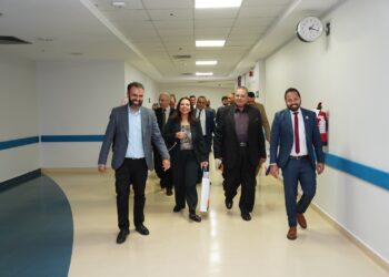 مستشفى الناس تستقبل وفد بنك التنمية الصناعية احتفالًا باليوم العالمي للطفل