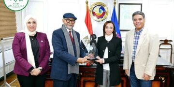 مؤسسة مرفت سلطان للأعمال الخيرية تبحث مع محافظ البحيرة مكافحة مسببات العمى وضعف الإبصار في القرى الأكثر احتياجًا