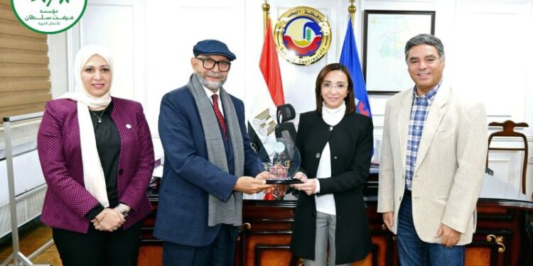 مؤسسة مرفت سلطان للأعمال الخيرية تبحث مع محافظ البحيرة مكافحة مسببات العمى وضعف الإبصار في القرى الأكثر احتياجًا