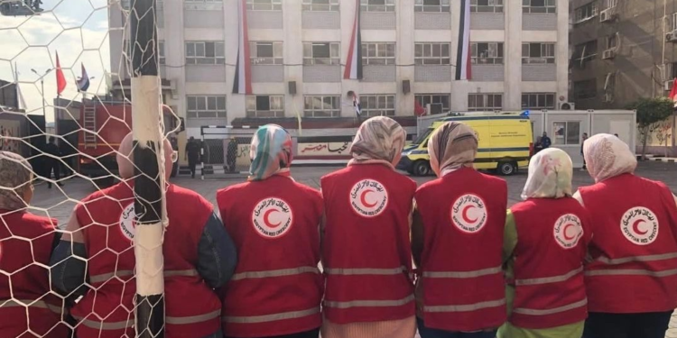 الهلال الأحمر المصري ينفذ مناورة إخلاء طارئ بمدرسة الشهيد إسلام مشهور