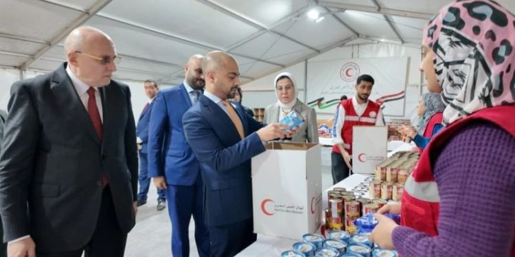 وزير التنمية الاجتماعية بالبحرين يزور الهلال الأحمر المصرى ويتفقد الجهود المبذولة لدعم غزة 1 وزير التنمية الاجتماعية بالبحرين يزور الهلال الأحمر المصرى ويتفقد الجهود المبذولة لدعم غزة