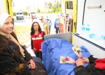 وزيرة التضامن تستقبل عددا من المصابين الفلسطينيين ومرافقيهم بالورود على معبر رفح