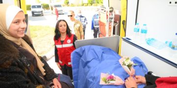 وزيرة التضامن تستقبل عددا من المصابين الفلسطينيين ومرافقيهم بالورود على معبر رفح