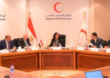 وزيرة التضامن تترأس اجتماع مجلس الهلال الأحمر وتكرم شابين أنقذا 3 أطفال من حريق فيصل