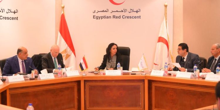 وزيرة التضامن تترأس اجتماع مجلس الهلال الأحمر وتكرم شابين أنقذا 3 أطفال من حريق فيصل 1 وزيرة التضامن تترأس اجتماع مجلس الهلال الأحمر وتكرم شابين أنقذا 3 أطفال من حريق فيصل