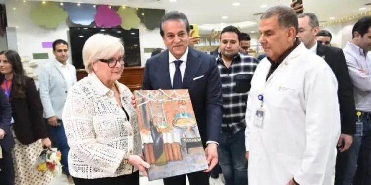 57357 يستقبل وزيرى صحة مصر وفرنسا فى جولة تفقدية 1 57357 يستقبل وزيرى صحة مصر وفرنسا فى جولة تفقدية