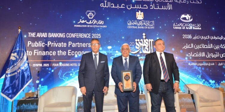 اتحاد المصارف العربية يكرّم أشرف القاضي الرئيس التنفيذي للمصرف المتحد 1 اتحاد المصارف العربية يكرّم أشرف القاضي الرئيس التنفيذي للمصرف المتحد