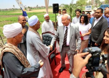 نجيب ساويرس يشارك في احتفالية تسليم عدد من المنازل المُعاد تأهيلها ضمن مشروع «دار وسلامة»