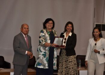 تكريم نرمين شهاب الدين خلال ملتقى “تواصل من أجل التنمية” لدورها الرائد في دعم التمكين الاقتصادي