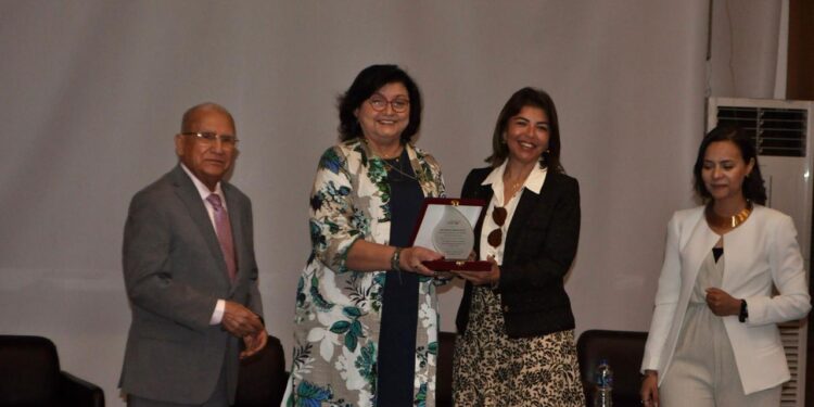 تكريم نرمين شهاب الدين خلال ملتقى "تواصل من أجل التنمية" لدورها الرائد في دعم التمكين الاقتصادي 1 تكريم نرمين شهاب الدين خلال ملتقى “تواصل من أجل التنمية” لدورها الرائد في دعم التمكين الاقتصادي