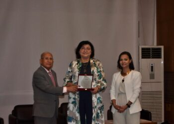 تكريم الدكتورة لميس نجم خلال ملتقى “تواصل من أجل التنمية” تقديرًا لإسهاماتها في دعم المسؤولية المجتمعية