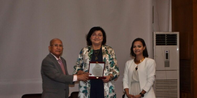 تكريم الدكتورة لميس نجم خلال ملتقى “تواصل من أجل التنمية” تقديرًا لإسهاماتها في دعم المسؤولية المجتمعية