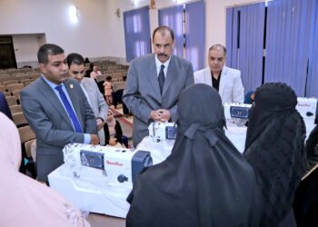 بالتعاون مع “حياة كريمة”.. محافظ سوهاج يسلم ماكينات خياطة للسيدات الأولى بالرعاية