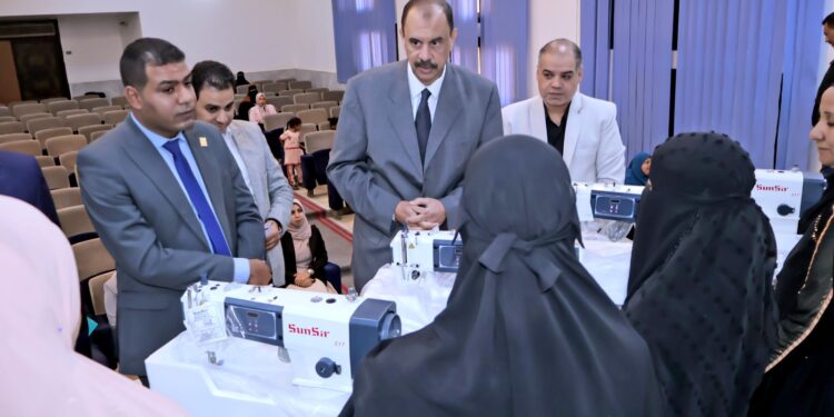 بالتعاون مع “حياة كريمة”.. محافظ سوهاج يسلم ماكينات خياطة للسيدات الأولى بالرعاية