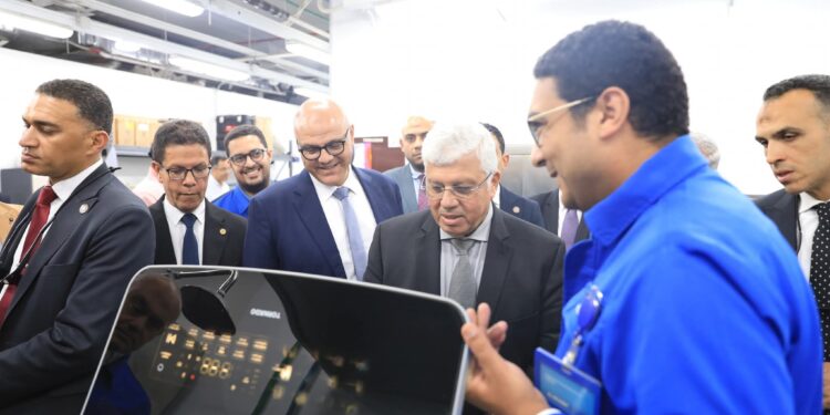 وزير التعليم العالي ومحافظ القليوبية يزوران مجمع البحوث والتطوير بمجموعة "العربي" في بنها 1 وزير التعليم العالي ومحافظ القليوبية يزوران مجمع البحوث والتطوير بمجموعة “العربي” في بنها