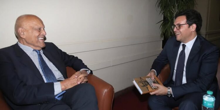 وزير الثقافة يستقبل السير مجدي يعقوب قبيل احتفالية تكريمه والإعلان عن تفاصيل تمثال "طبيب القلوب" 1 وزير الثقافة يستقبل السير مجدي يعقوب قبيل احتفالية تكريمه والإعلان عن تفاصيل تمثال “طبيب القلوب”