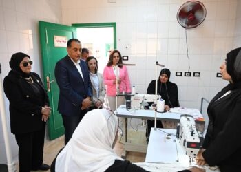 ضمن مشروعات “حياة كريمة” بالبحيرة.. رئيس الوزراء يتفقد “مشغل البحراوية” بقرية زاوية صقر