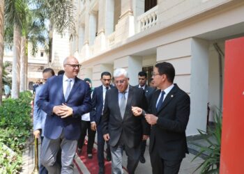 وزير التعليم العالي ومحافظ القليوبية يفتتحان عددًا من المشروعات التعليمية والصحية بجامعة بنها