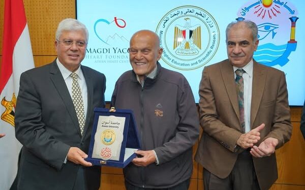 وزير التعليم العالي والبروفيسور مجدي يعقوب يشهدان توقيع بروتوكول تعاون 1 وزير التعليم العالي والبروفيسور مجدي يعقوب يشهدان توقيع بروتوكول تعاون