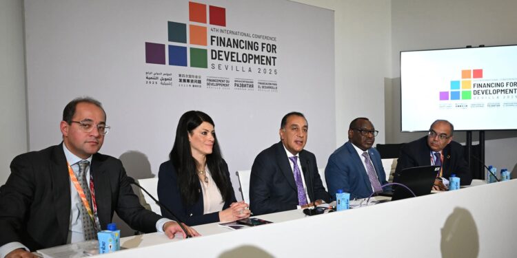 مدبولي: الحكومة تسعى للحفاظ على المسار التنازلي لنسبة الدين من الناتج المحلي الإجمالي 1 مدبولي: الحكومة تسعى للحفاظ على المسار التنازلي لنسبة الدين من الناتج المحلي الإجمالي