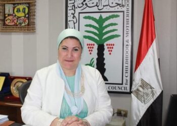 رئيسة المجلس القومي للطفولة تتلقى تقريرًا عن أداء عمل خط نجدة الطفل 16000