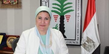 رئيسة المجلس القومي للطفولة تتلقى تقريرًا عن أداء عمل خط نجدة الطفل 16000