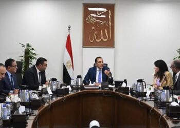 رئيس الوزراء يستعرض ملامح النسخة النهائية من مشروع قانون المناطق المركزية للمال والأعمال