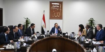 رئيس الوزراء يستعرض ملامح النسخة النهائية من مشروع قانون المناطق المركزية للمال والأعمال