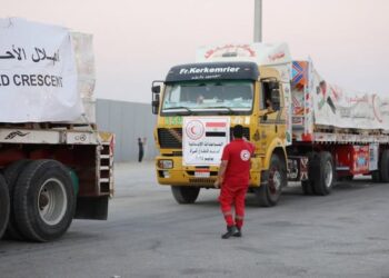 الهلال الأحمر المصرى يعلن انطلاق قافلة زاد العزة لليوم الثانى إلى غزة