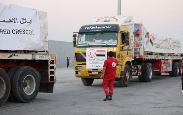 الهلال الأحمر المصرى يعلن انطلاق قافلة زاد العزة لليوم الثانى إلى غزة