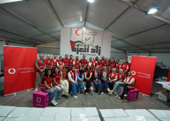 موظفو “فودافون مصر” يشاركون متطوعي الهلال الأحمر المصري في تعبئة المساعدات المقدمة إلى غزة