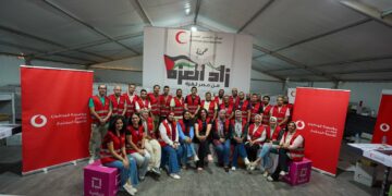 موظفو “فودافون مصر” يشاركون متطوعي الهلال الأحمر المصري في تعبئة المساعدات المقدمة إلى غزة