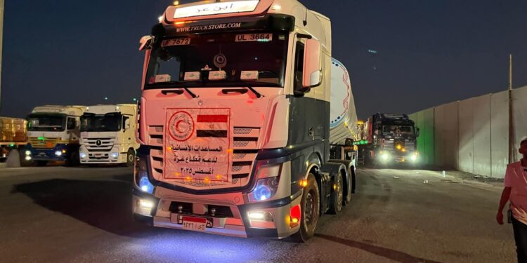 قافلة المساعدات الإنسانية الـ24 تدخل إلى الفلسطينيين بقطاع غزة