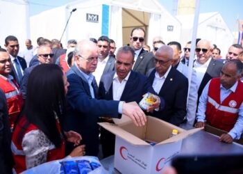 وزير الخارجية ورئيس الوزراء الفلسطيني يزوران المركز اللوجيستي الرئيسي لجمعية الهلال الأحمر المصري