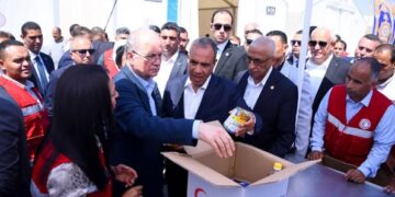 وزير الخارجية ورئيس الوزراء الفلسطيني يزوران المركز اللوجيستي الرئيسي لجمعية الهلال الأحمر المصري