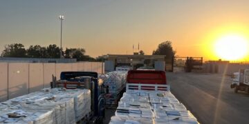 الهلال الأحمر المصري يدفع بـ 2300 طن مساعدات غذائية وطبية في قافلة «زاد العزة» الـ 19 إلى غزة