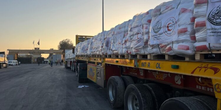 الهلال الأحمر المصري يدفع بـ 3500 طن مساعدات غذائية وإغاثية عبر قافلة «زاد العزة» 1 الهلال الأحمر المصري يدفع بـ 3500 طن مساعدات غذائية وإغاثية عبر قافلة «زاد العزة»