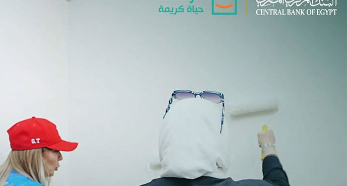 موظفو البنك المركزي يشاركون في طلاء منازل بقرية السنابسة ضمن جهود التنمية