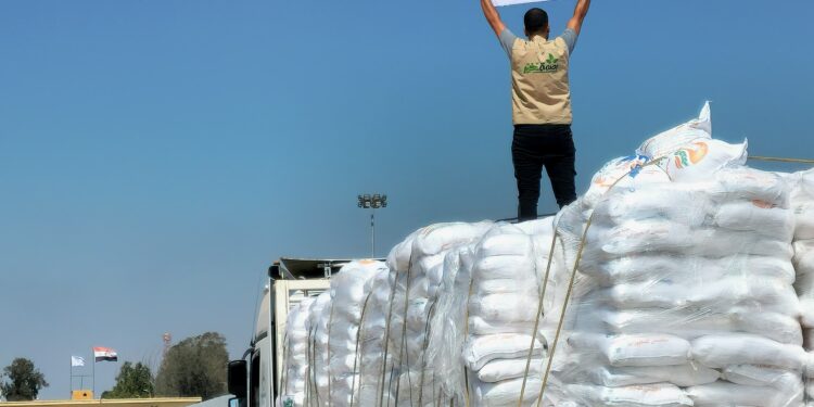 جمعية بصمة خير تطلق 10 شاحنات مساعدات إنسانية إلى غزة عبر معبر رفح