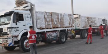 الهلال الأحمر المصري يدفع نحو 220 شاحنة في قافلة «زاد العزة» الـ 15 إلى غزة