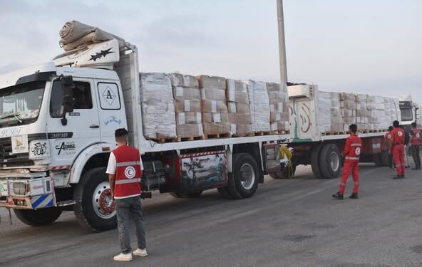 الهلال الأحمر المصري يدفع نحو 220 شاحنة في قافلة «زاد العزة» الـ 15 إلى غزة
