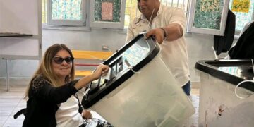 المشرف العام على المجلس القومي للأشخاص ذوي الإعاقة تُدلي بصوتها في انتخابات مجلس الشيوخ