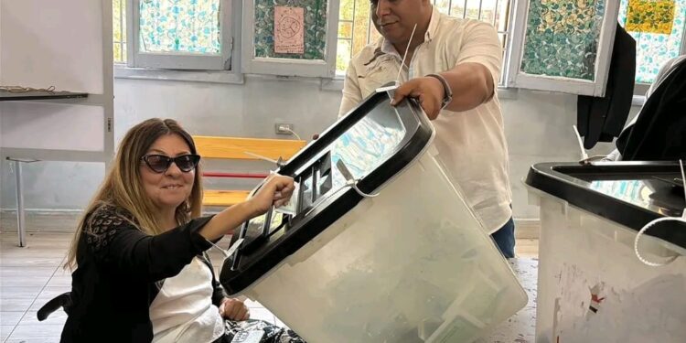 المشرف العام على المجلس القومي للأشخاص ذوي الإعاقة تُدلي بصوتها في انتخابات مجلس الشيوخ