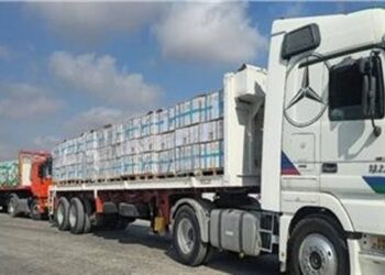 قافلة المساعدات الإنسانية الـ12 تدخل إلى الفلسطينيين بقطاع غزة