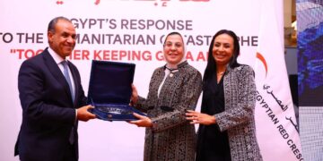 وزيرا الخارجية والتضامن يكرمان الهلال الأحمر المصري لجهوده في غزة