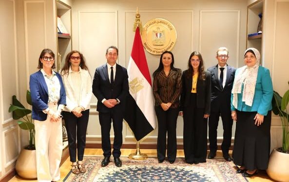 وزيرة التضامن الاجتماعي تلتقي السفير الفرنسي بالقاهرة 1 وزيرة التضامن الاجتماعي تلتقي السفير الفرنسي بالقاهرة