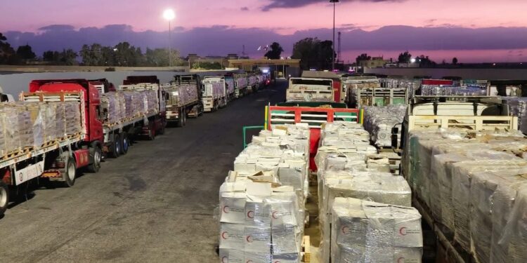 الهلال الأحمر المصري يطلق قافلة «زاد العزة» الـ36 إلى غزة بحمولة 3200 طن مساعدات غذائية
